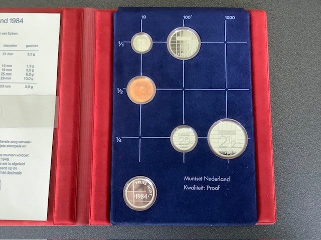 Nederland , Proofsets 1983 t/m 1987 met zilveren jaarpenning.