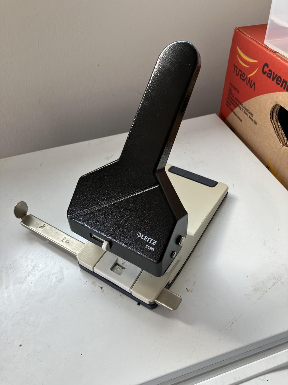 Te koop in zeer goede staat een grote perforator