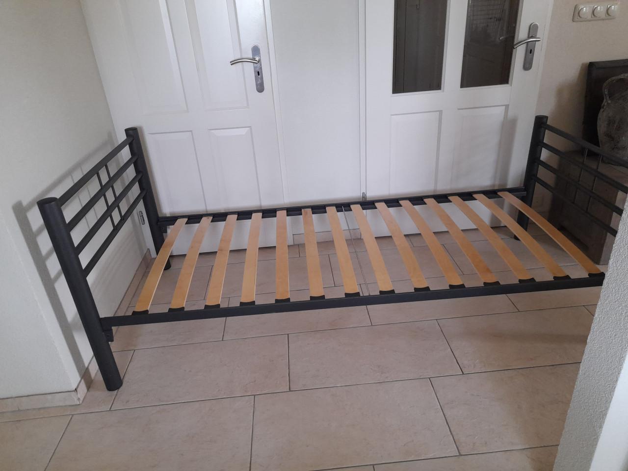 Metalen bed ( in goede nette staat )