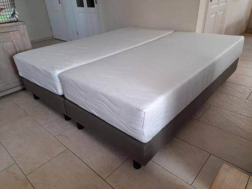 2 x Boxspring met schone matrassen 90 x 200 (in goede staat )