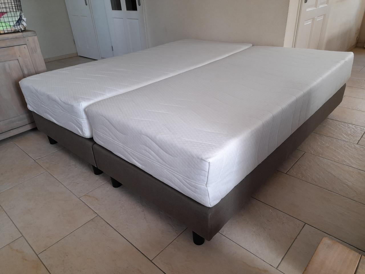2 x Boxspring met schone matrassen 90 x 200 (in goede staat )