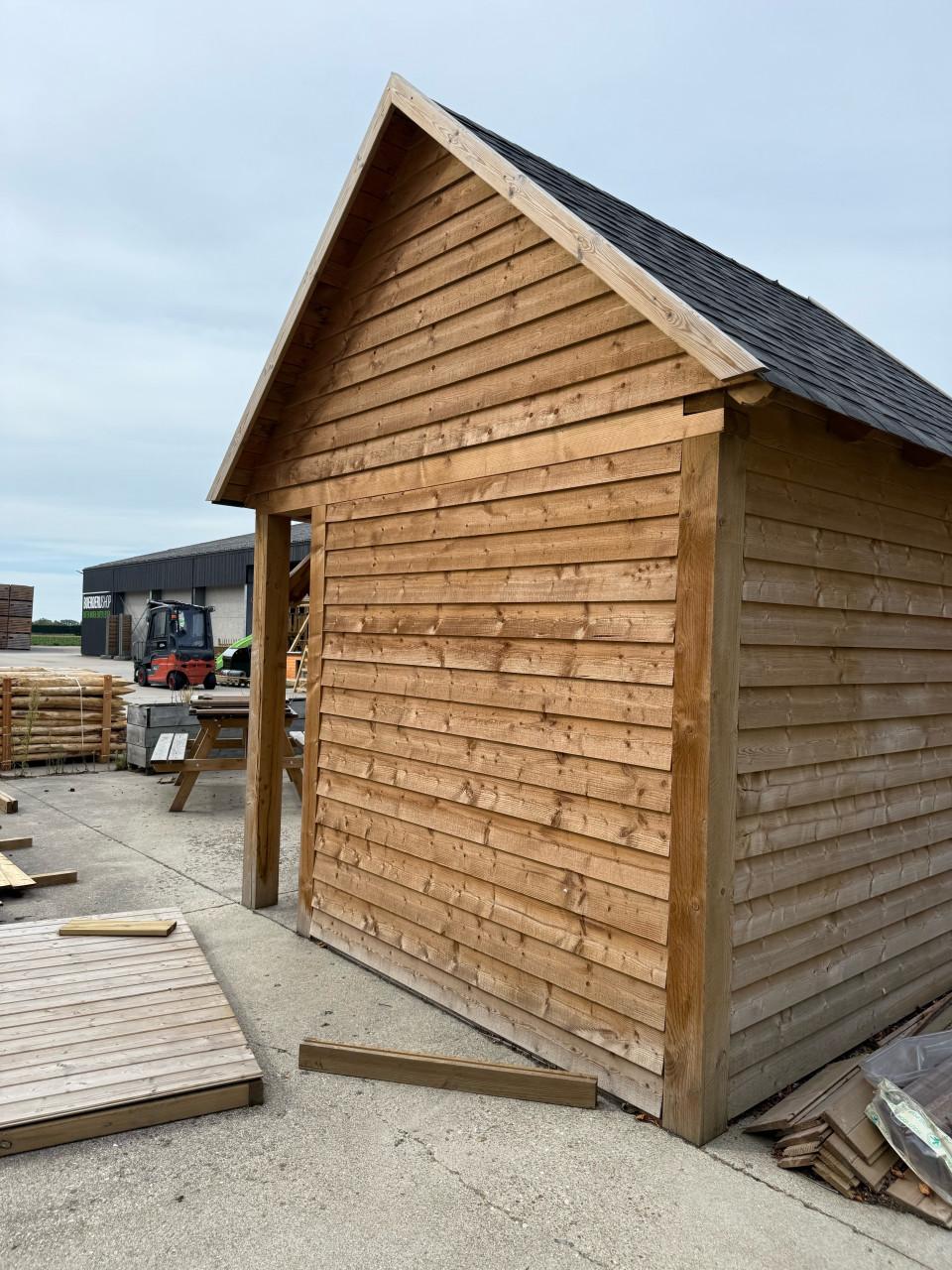 Statig tuinhuis met houtopslag