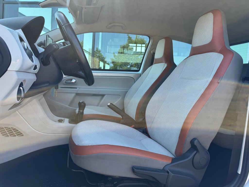 Volkswagen UP! 1.0 high up! * stoelverwarming * navi * lm velgen
