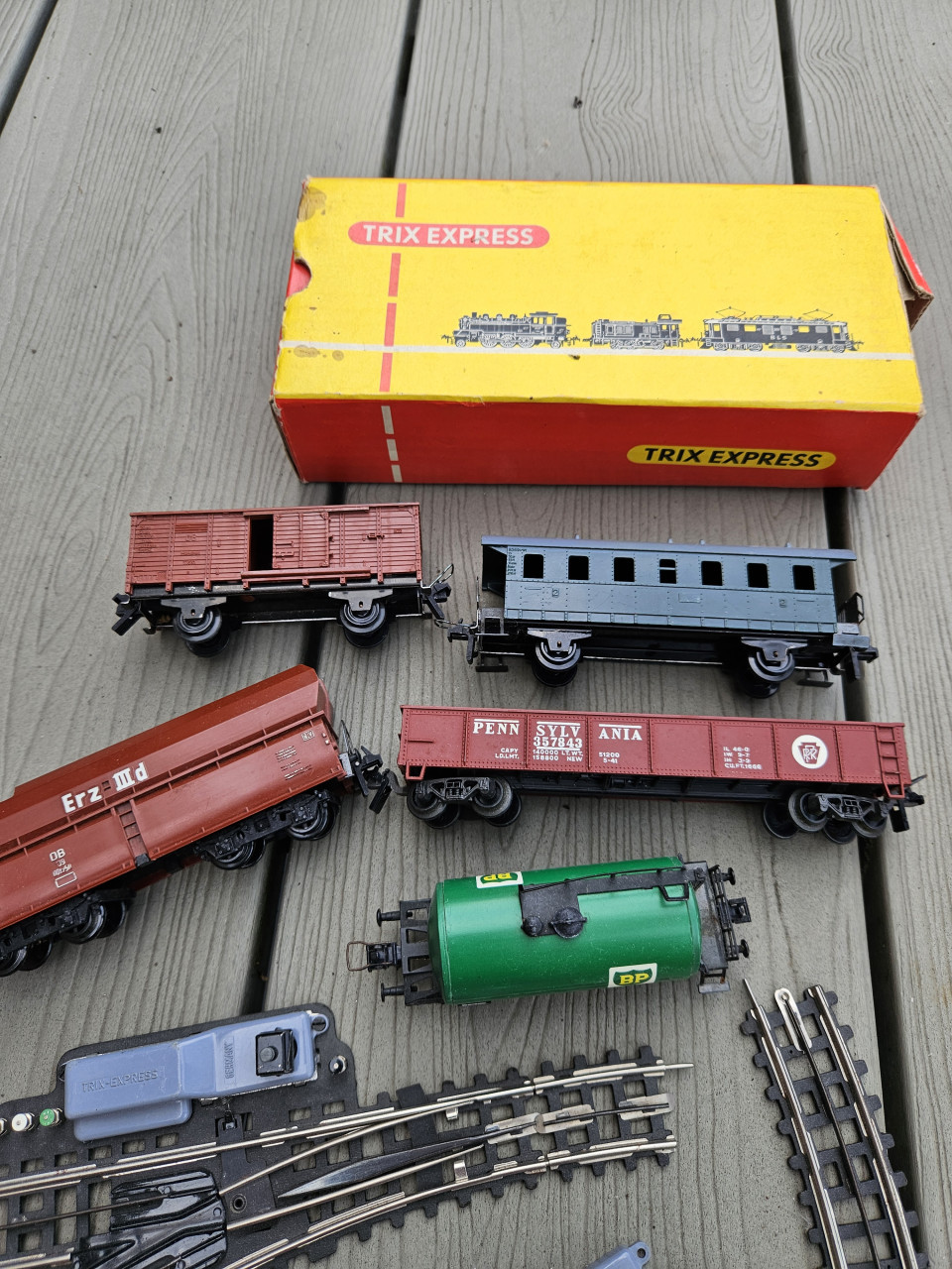 Mooi set Trix Express incl trafo, lok en 5 wagons en bijzondere rails....