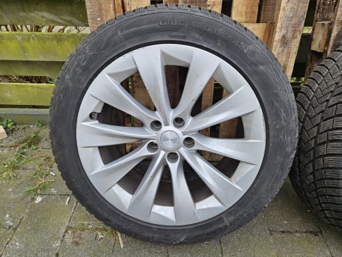 Tesla Velgen met de Banden