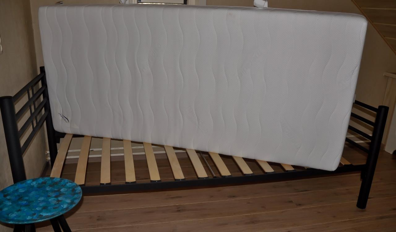 Twee  identieke eenpersoonsbedden compleet-als nieuw