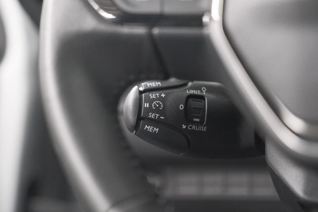 Peugeot 208 1.2 hybrid 110 e-dcs6 style | trekhaak | allseason banden | app
