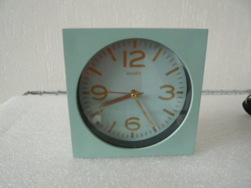 Z.G.A.N. QUARTZ KLOKJE TEVENS WEKKER 14 X 14 CM