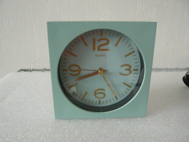 Z.G.A.N. QUARTZ KLOKJE TEVENS WEKKER 14 X 14 CM