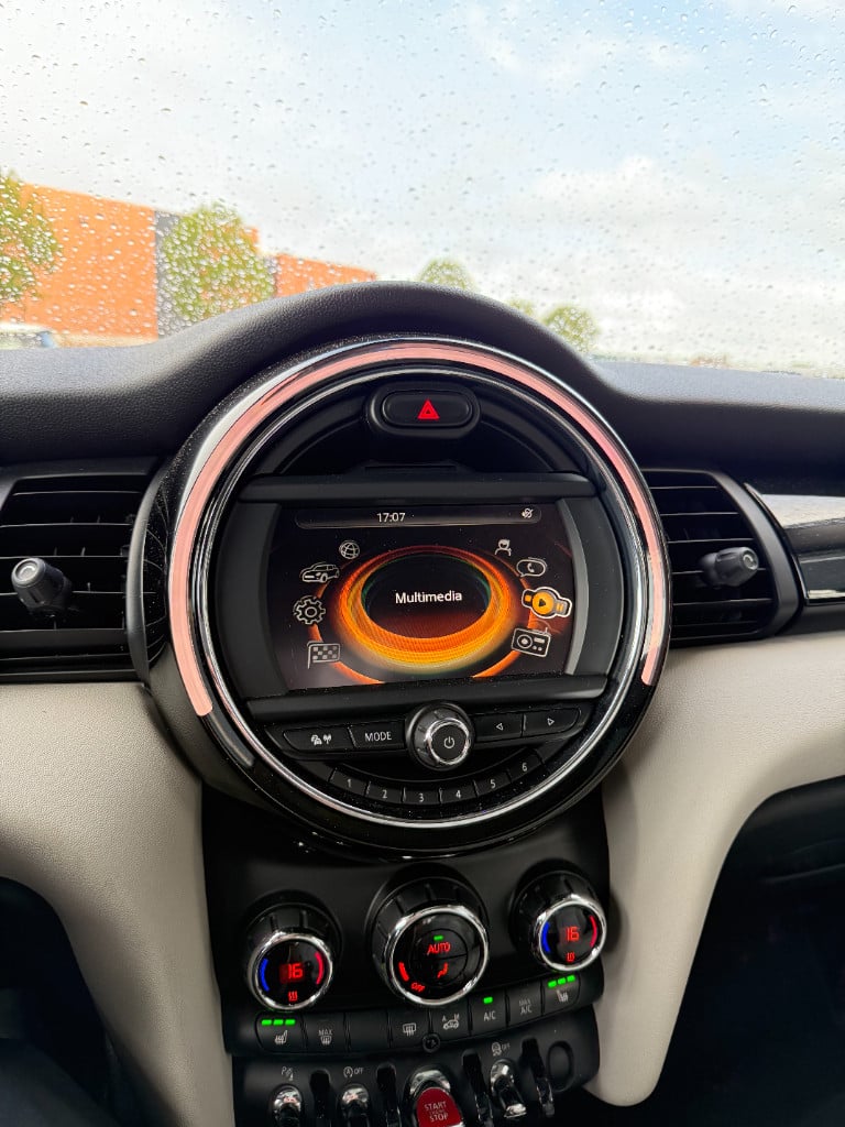 Mini Cooper 1.5 - chili - pano