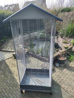 Kamervolliere op wieltjes.