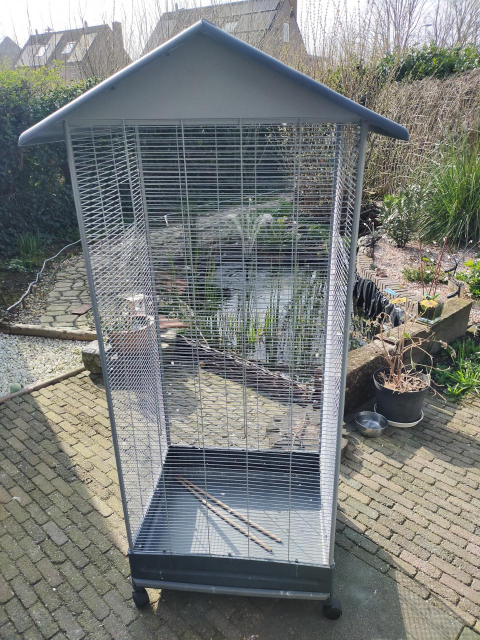 Kamervolliere op wieltjes.