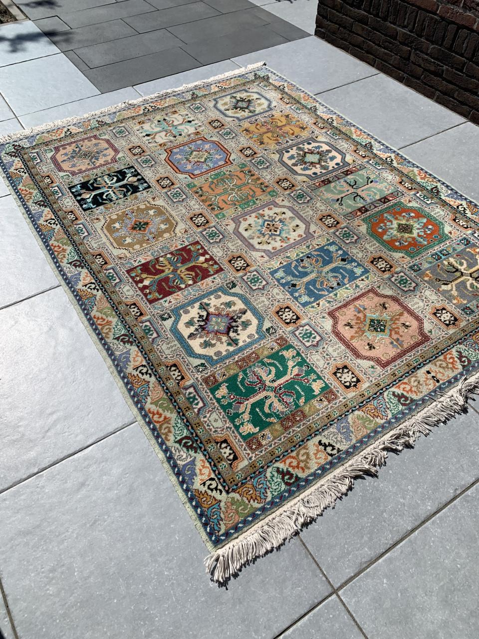 💐Onwijs Leuk Kleurrijk Handgeknoopt Vintage Vloerkleed uit Marokko💐