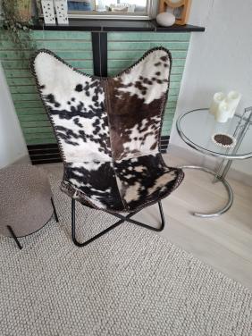 Vlinderstoel met koeienhuid