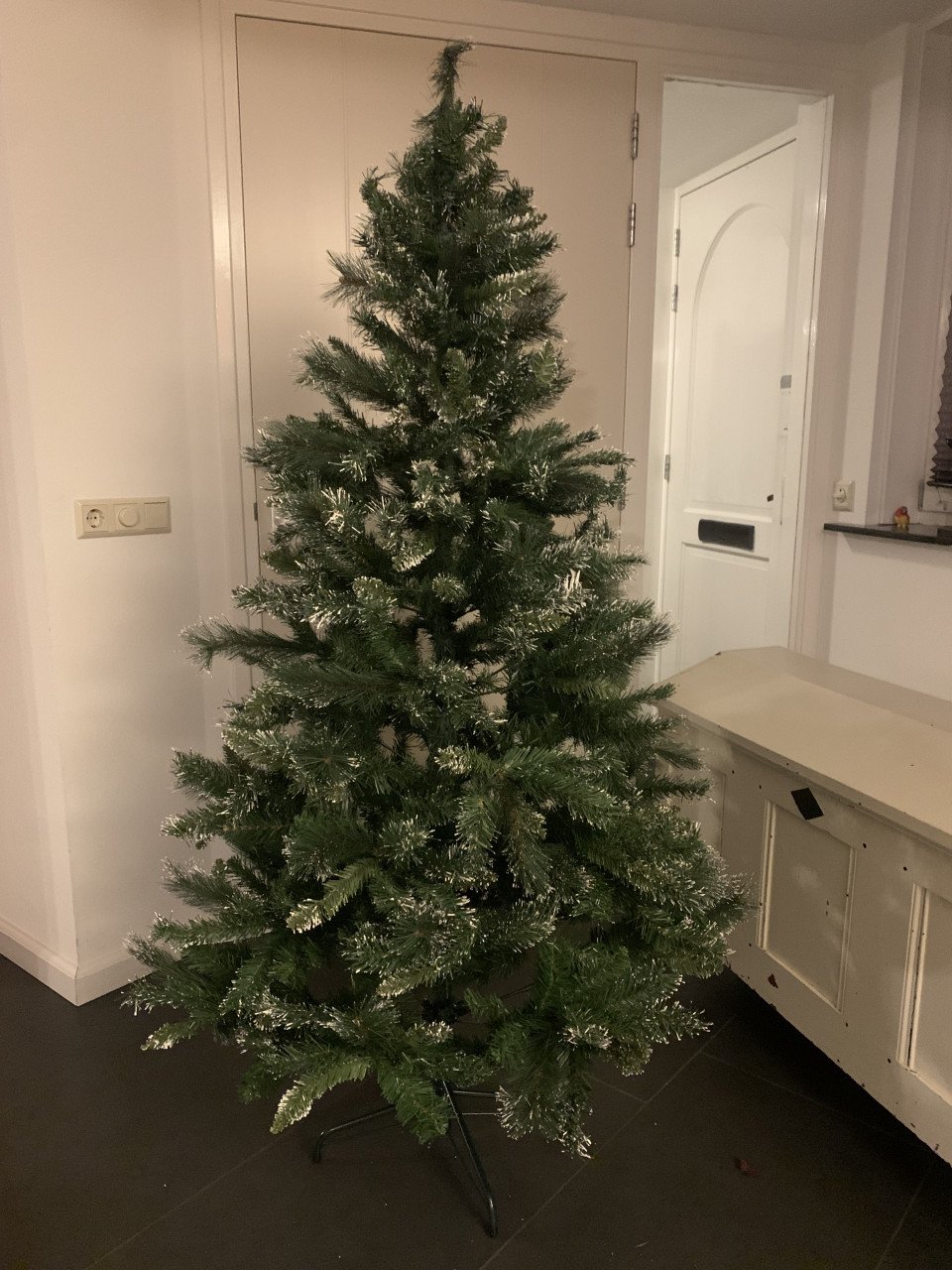 Kerstboom met sneeuweffect. Intratuin.