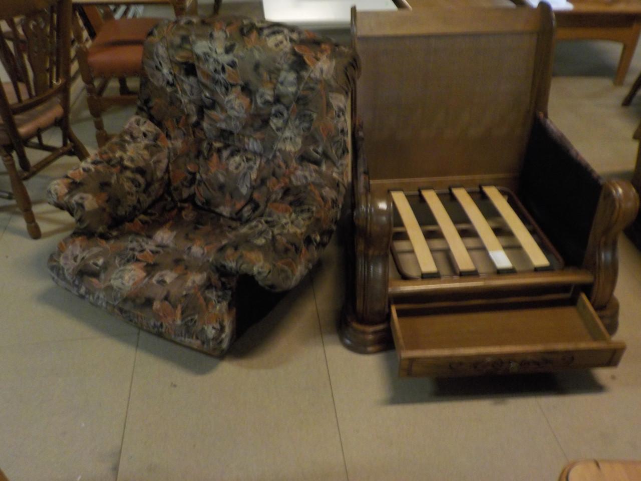 Fauteuil met lade in de fauteuil in zeer goede staat 2 voor 95 euro
