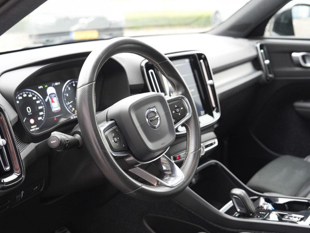 Volvo XC40 t4 190pk r-design| panodak| 360camera| 20''inch| navi| 2 zone cl