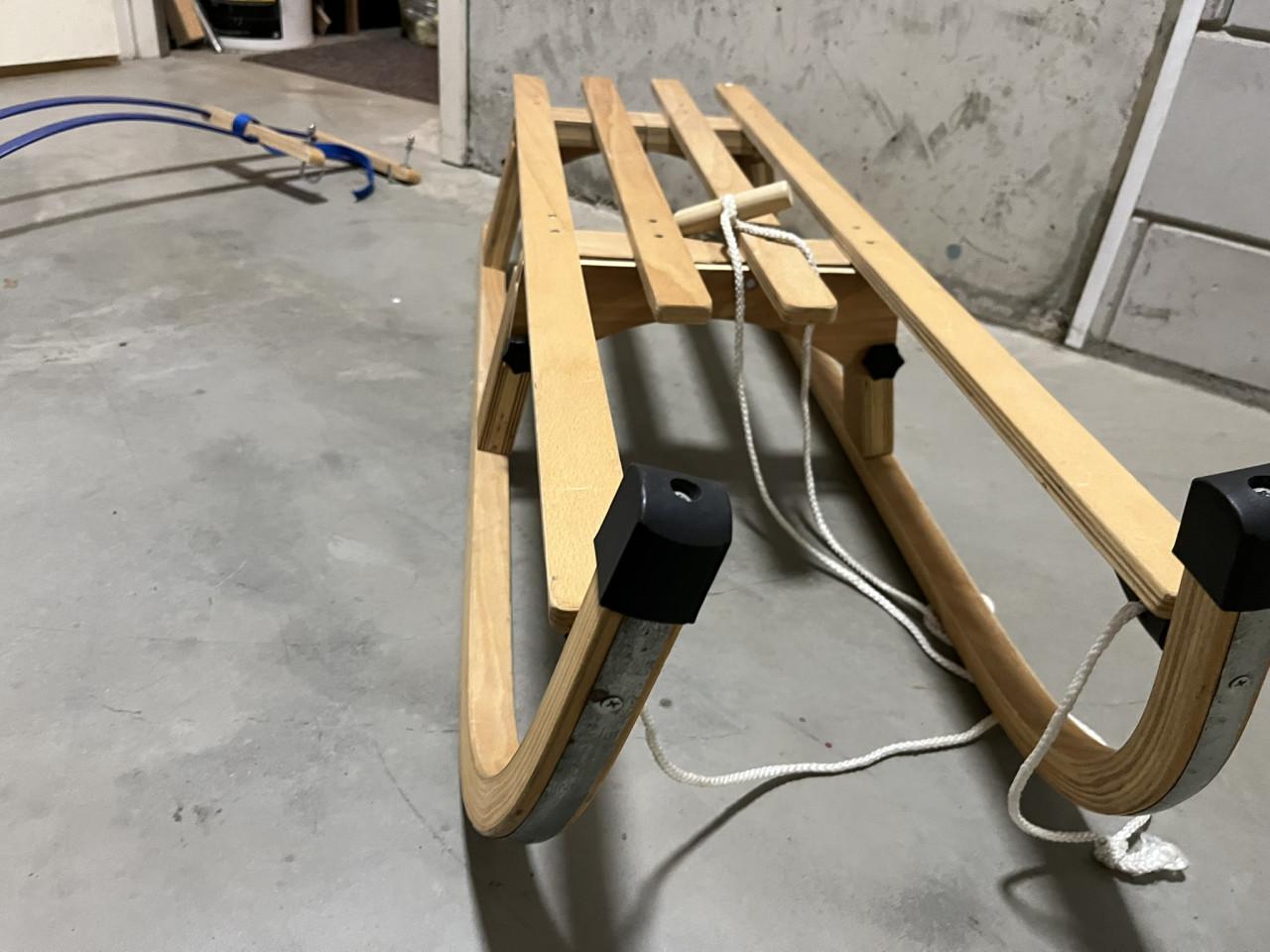 Slee, hout opklapbaar, rugleuning en trekkoord 110 cm.