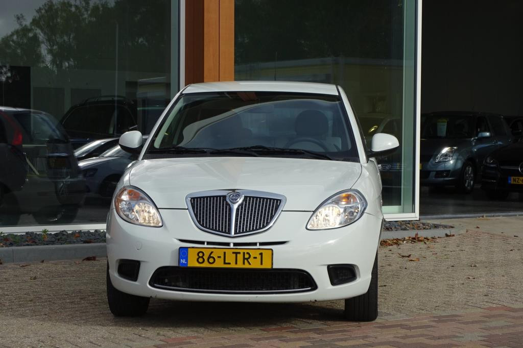 Lancia Y(psilon) 1.2 argento 60-pk 3-drs