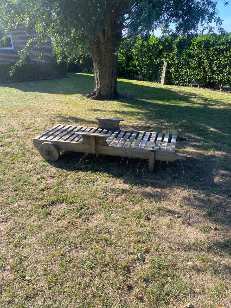 Houten ligstoel met kussen