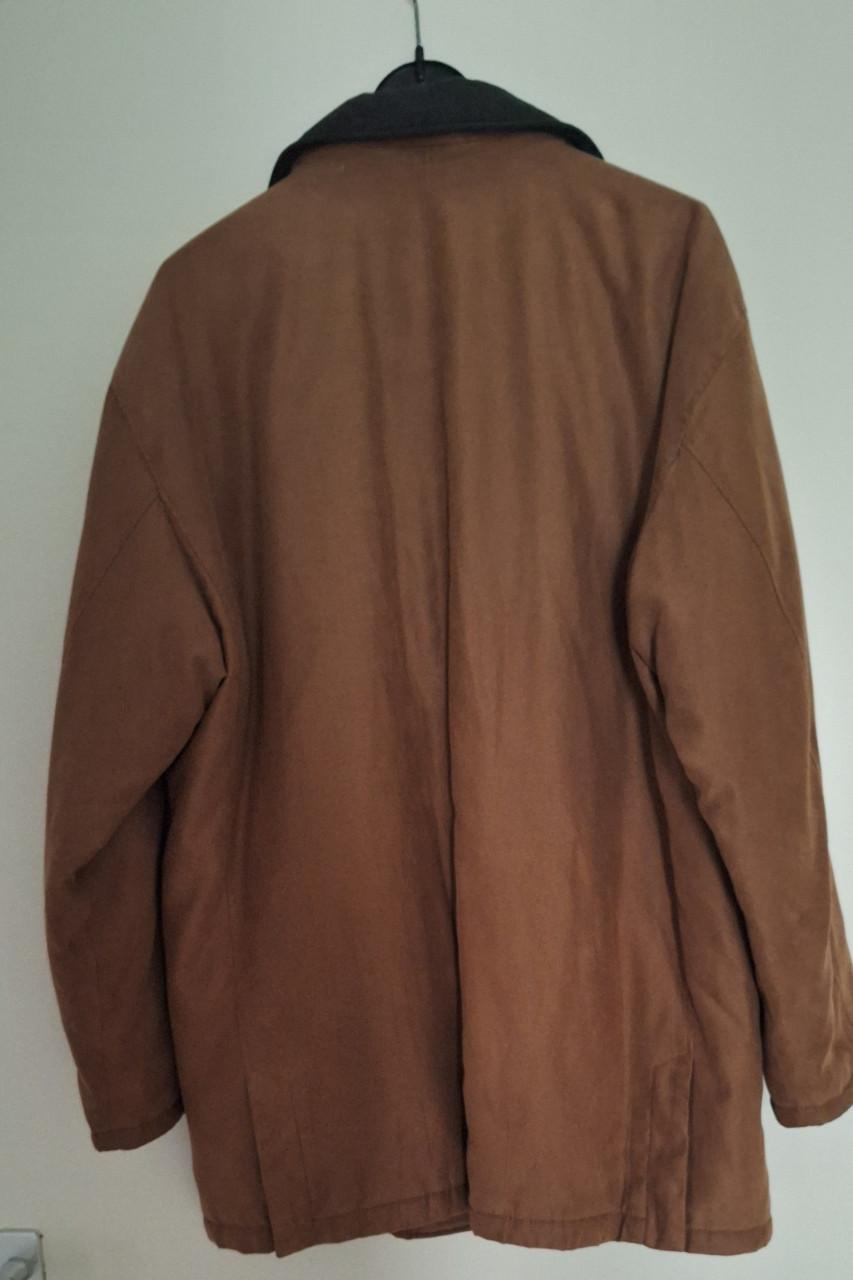 Te koop: een bruine camelkleurige heren winterjas.