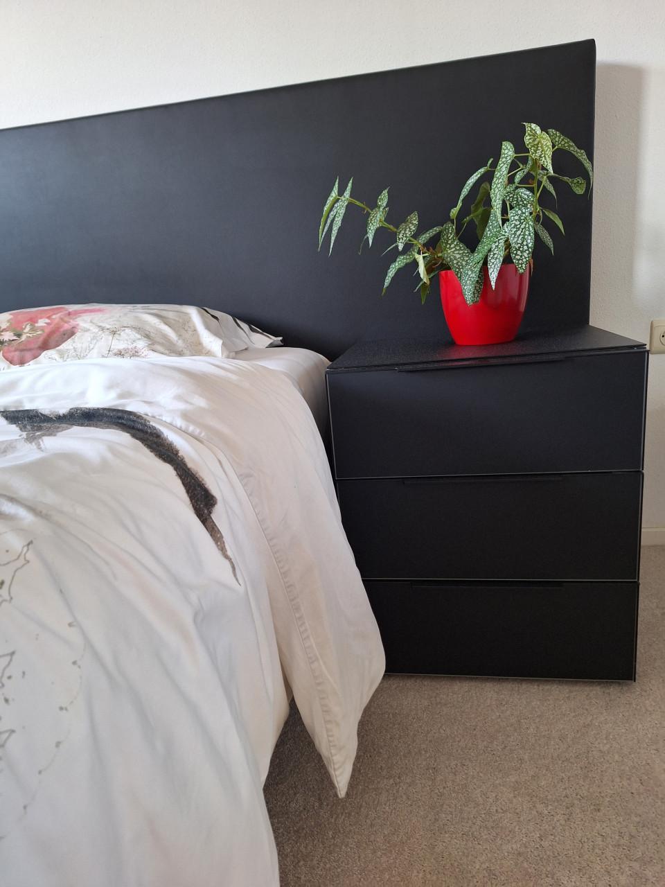 Boxspring twijfelaar elektrisch compleet met nachtkastje