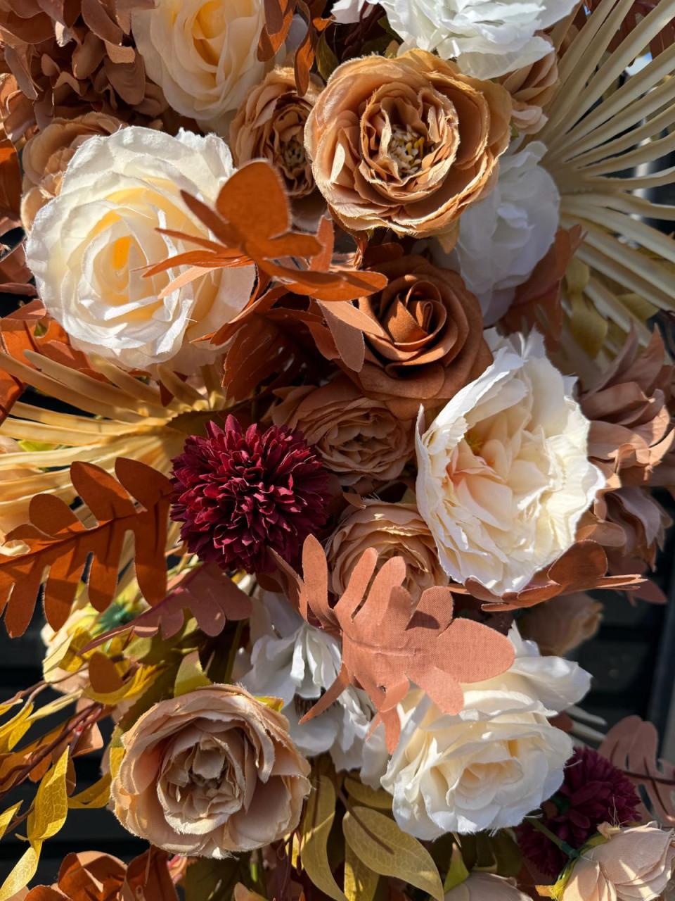 Bruiloft/feest backdrop met bloemstukken