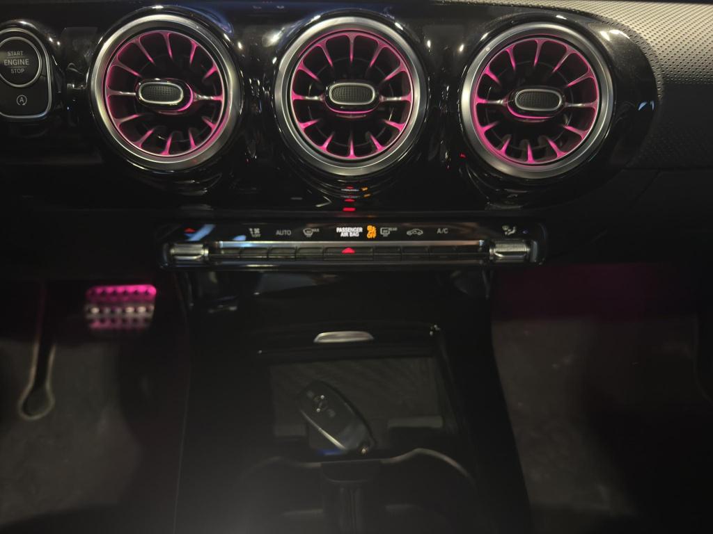 Mercedes-Benz A-Klasse 180 amg line | pano | sfeer | stoelverw. | camera | 