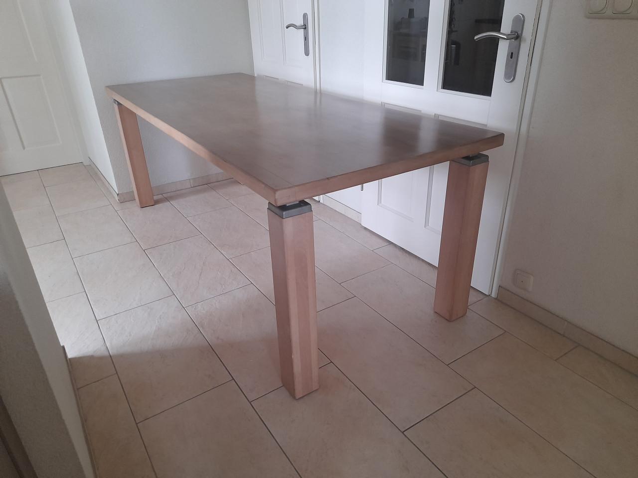 Massief houten grote Tafel 220 x 90 ( in goede staat )  Ziet er netjes uit!
