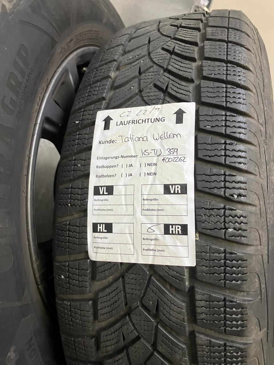 Toyota RAV4 winterbanden 6 mm 225/65/17 + orig l.m.velgen 5x114,3 naaf 60.1