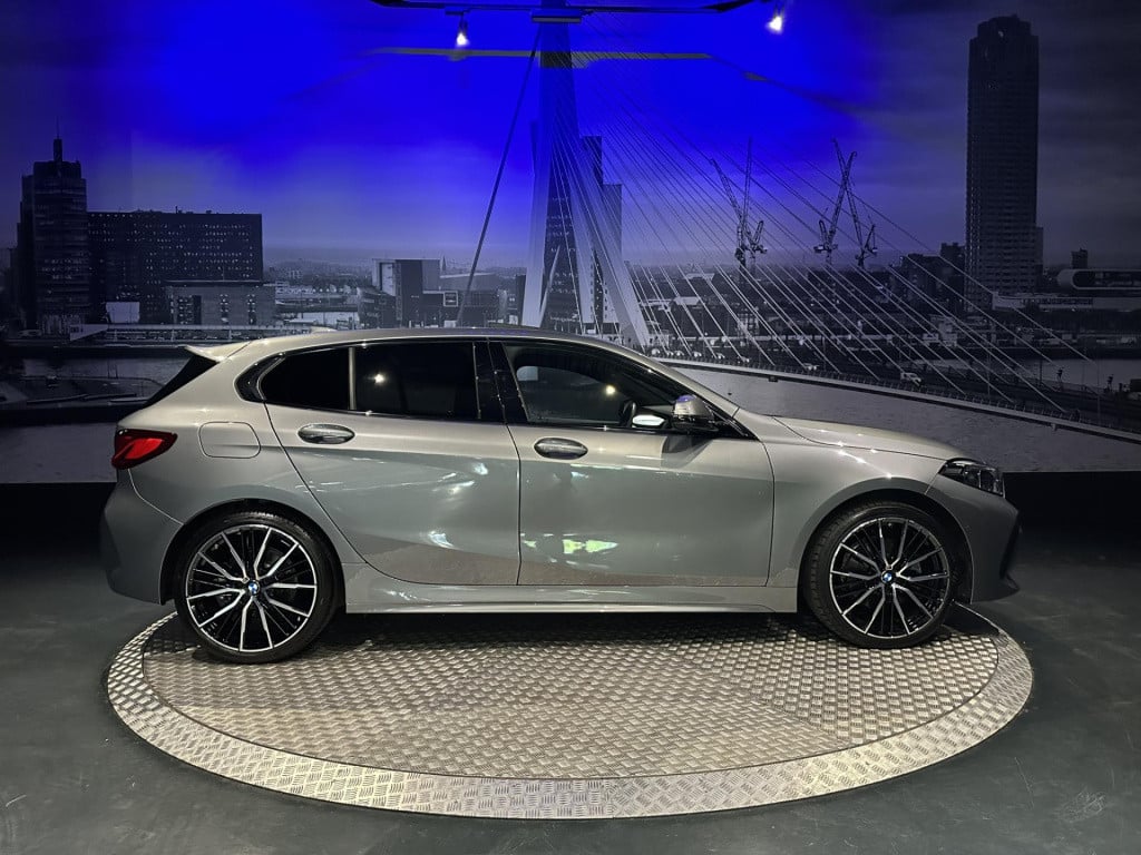 BMW 1 Serie 118i high executive *m-pack*pano*harmankardon*m-technic stoelen