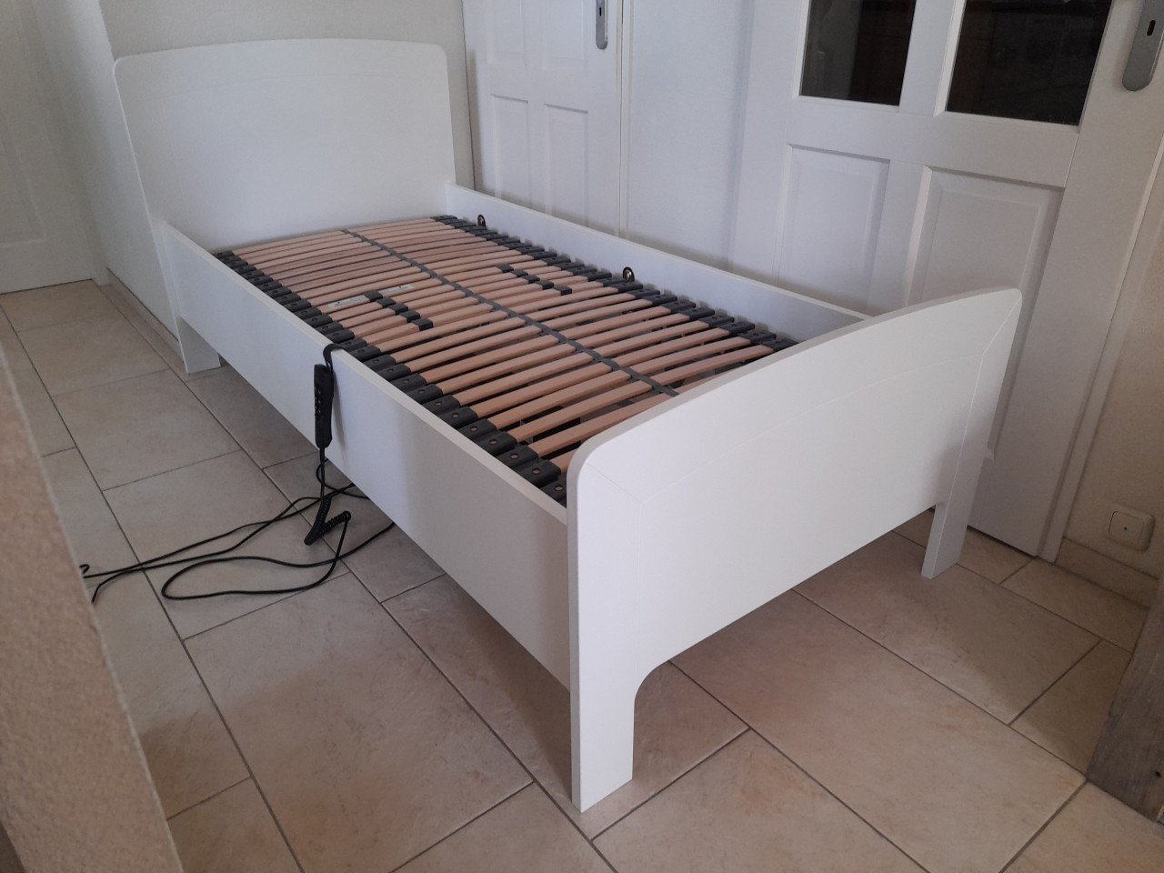 Zeer stevig elektrisch verstelbaar 1P. bed 90 x 200 (in goede nette staat)