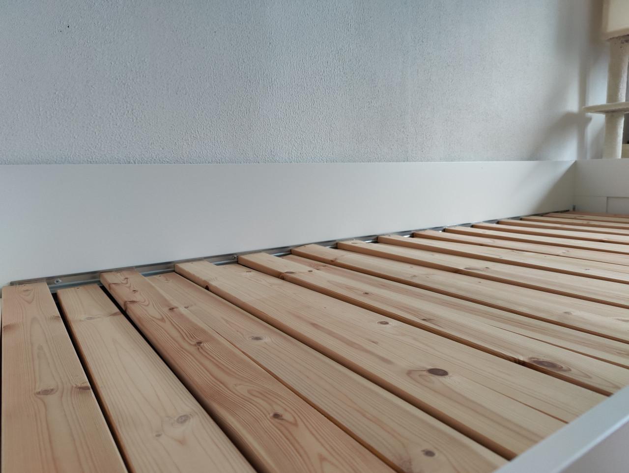 Logeer bed uitschuifbaar één of tweepersoons - IKEA bedbank + 2 matrassen