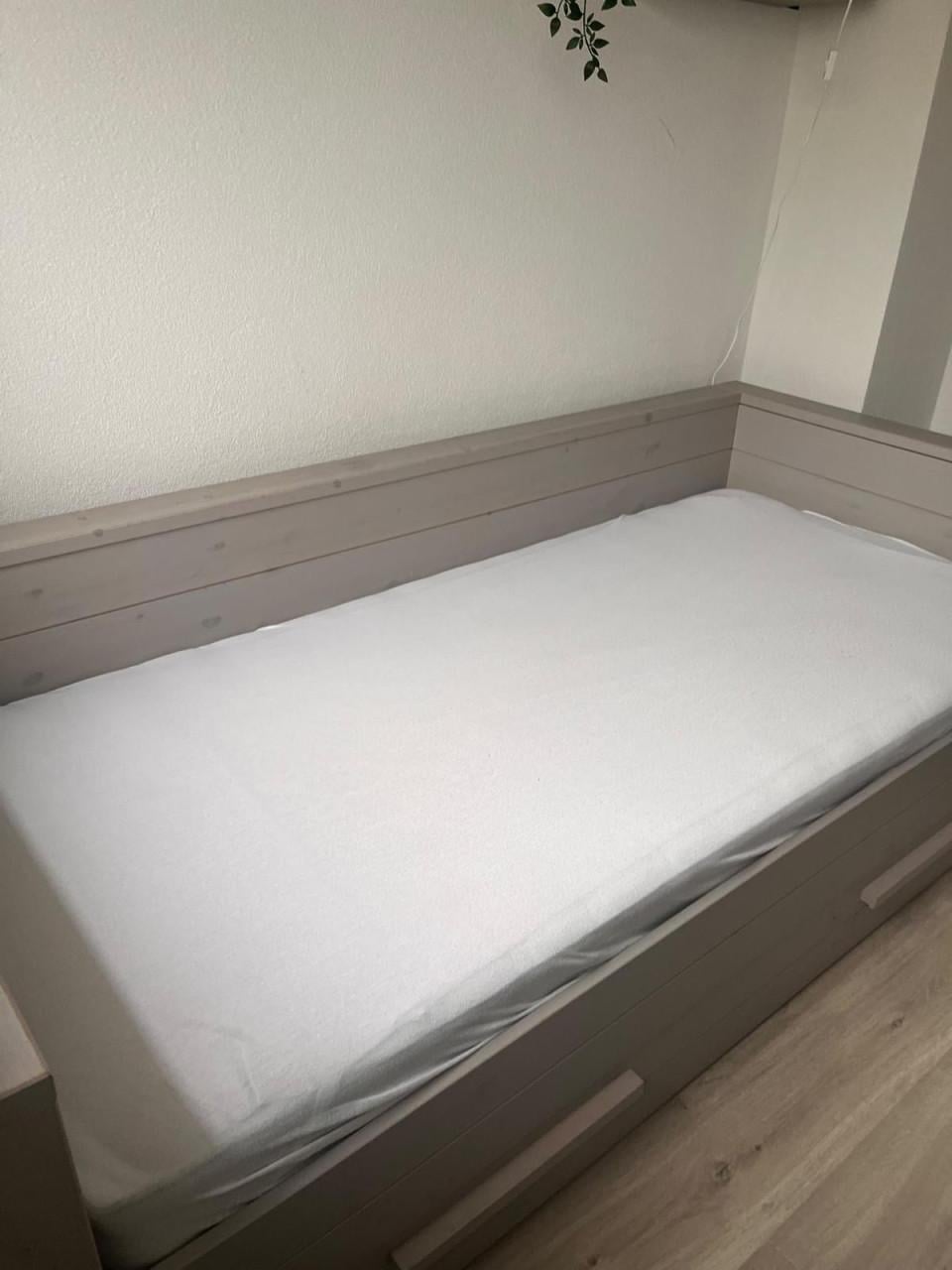 Woood Bed met lade en Kast