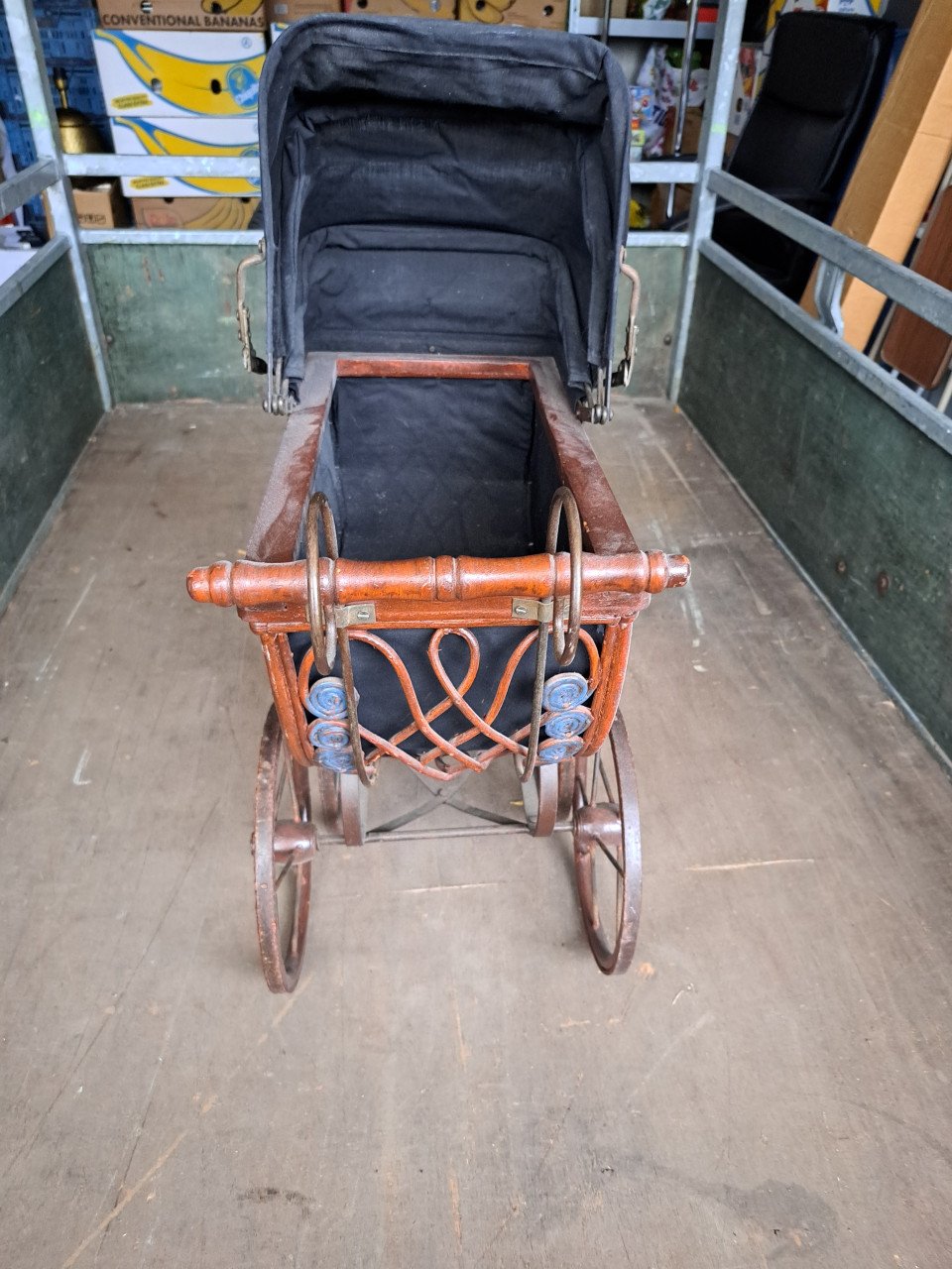 Te koop oud poppen wagentje