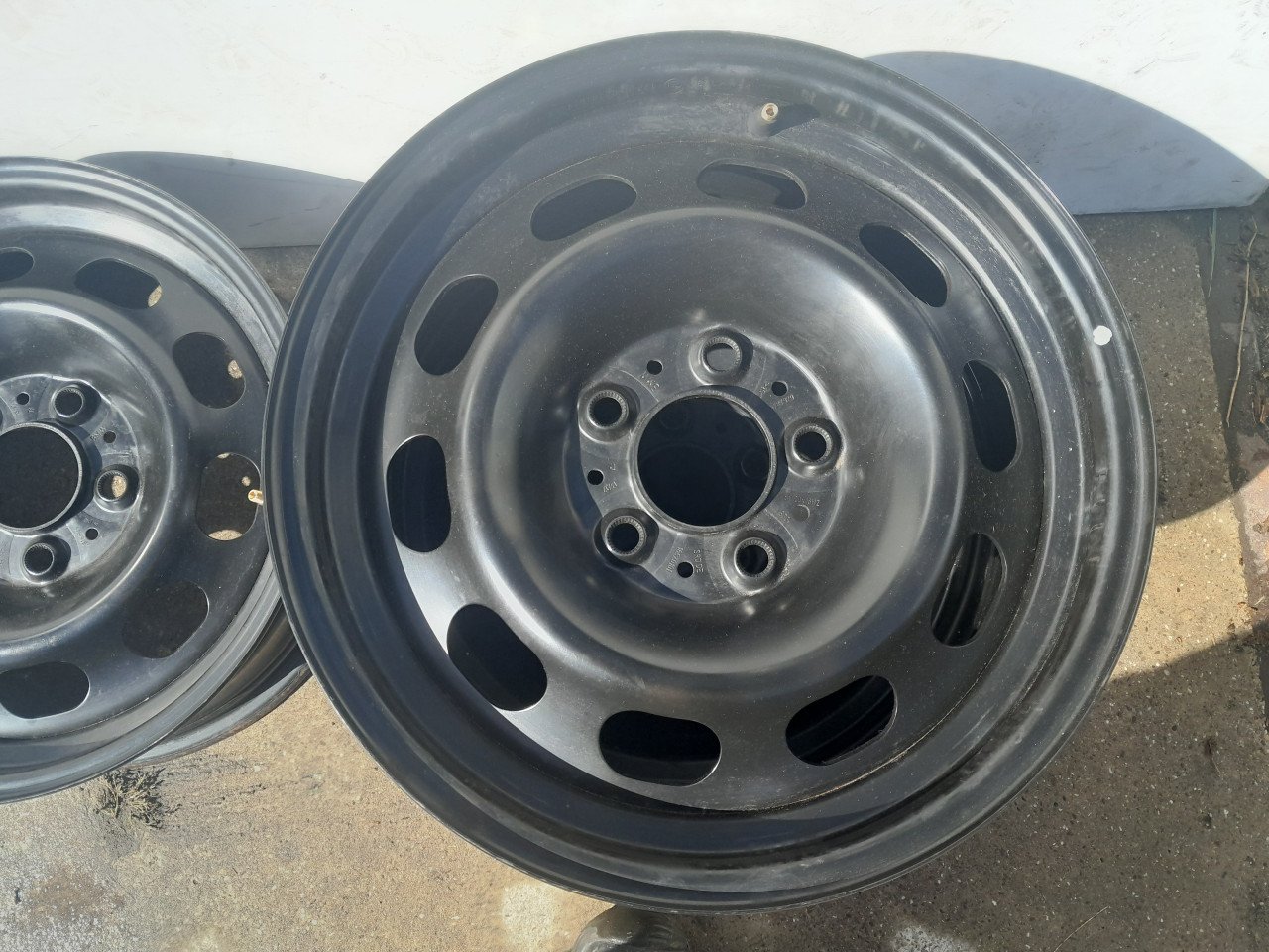 4 Stalen velgen met wieldoppen 16 Inch. BMW X1. Geen roest.