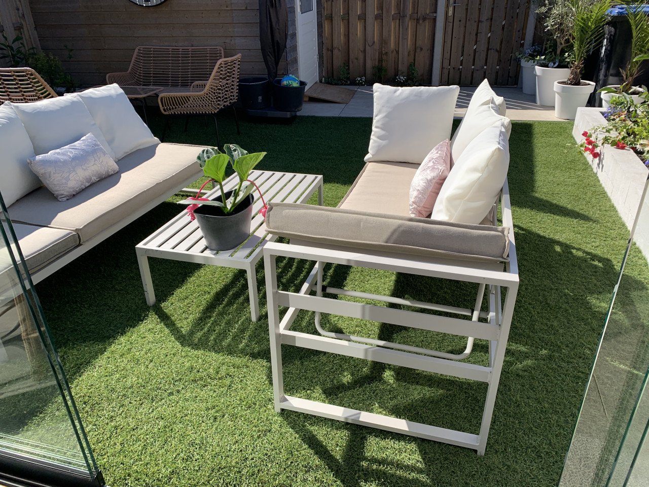 Aluminium licht grijze loungeset, met kussens en tafel en liggedeelte.