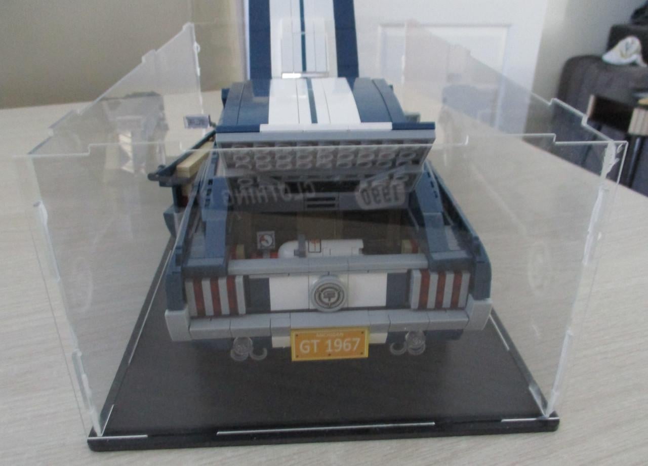 2x Ford Mustang  500GT    in mooie vitrine   (technic lego)