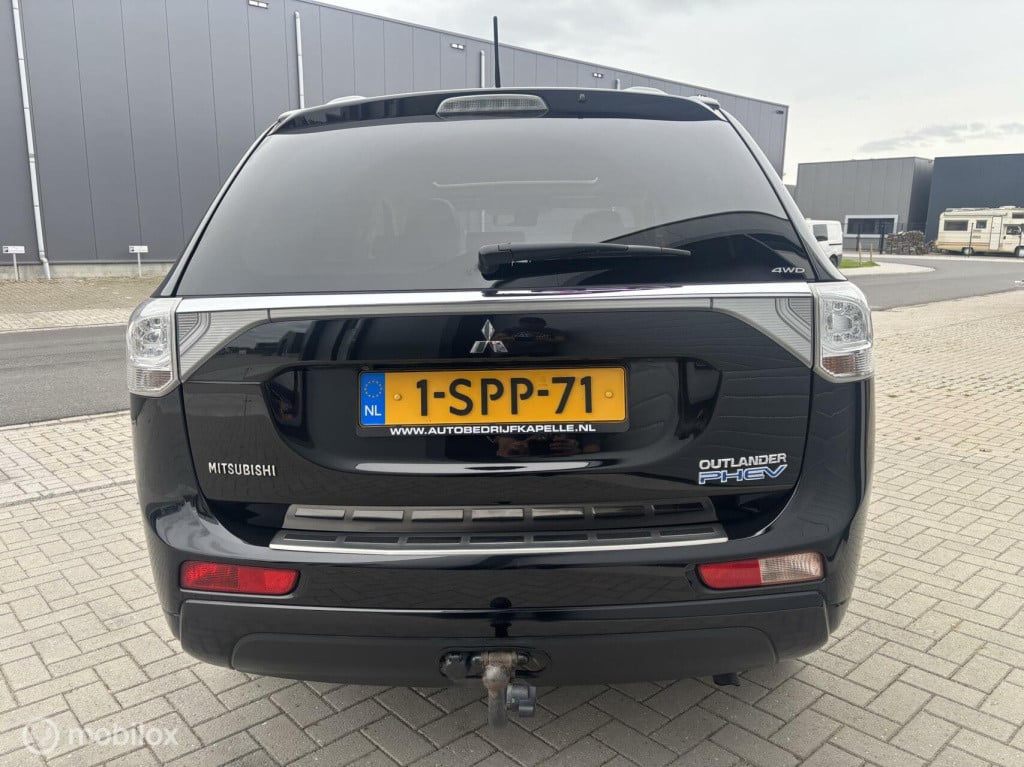 Mitsubishi Outlander 2.0 phev executive schuifdak, trekhaak