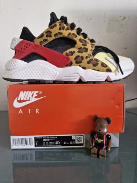Nike Air Huarache SNKRS day maat 37.5