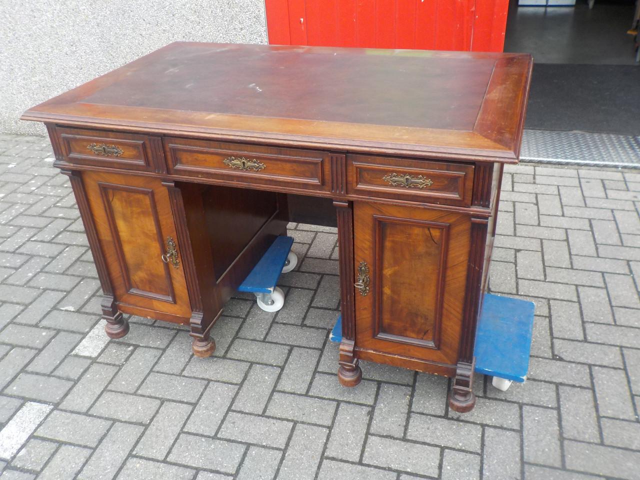 Bureau met diepe laden in goede staat