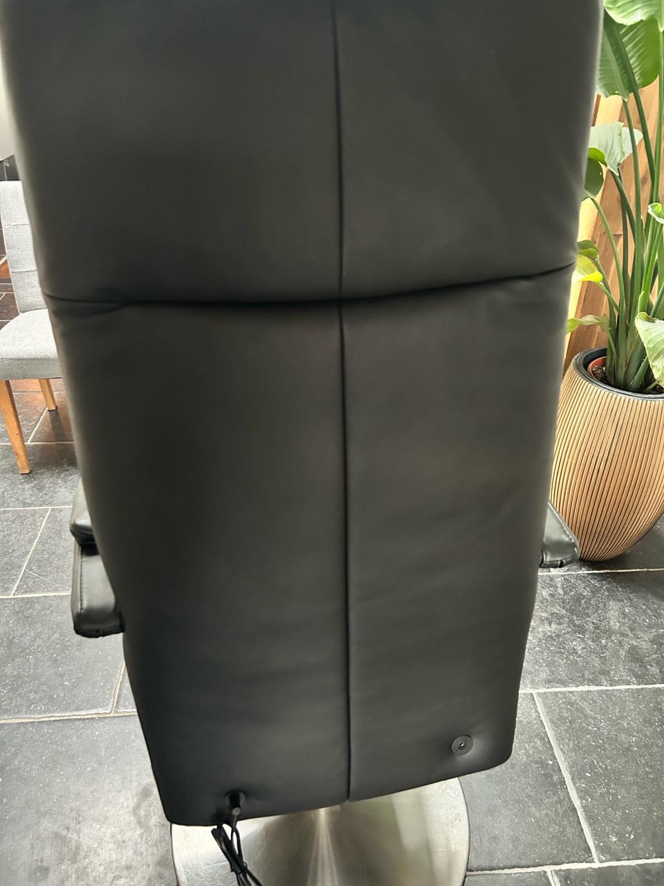 Prominent leren relaxfauteuil / sta op stoel