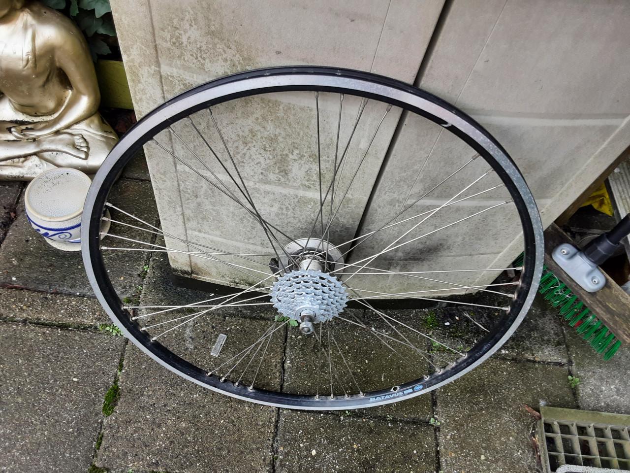 28 inch shimano achterwiel, 7 speed cassette, rollerbrake rem