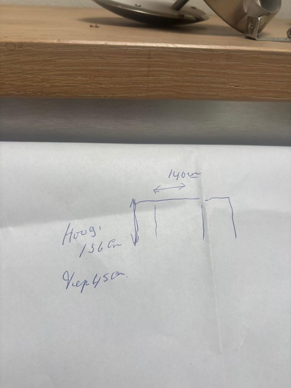 Massief eiken kastje in prima staat