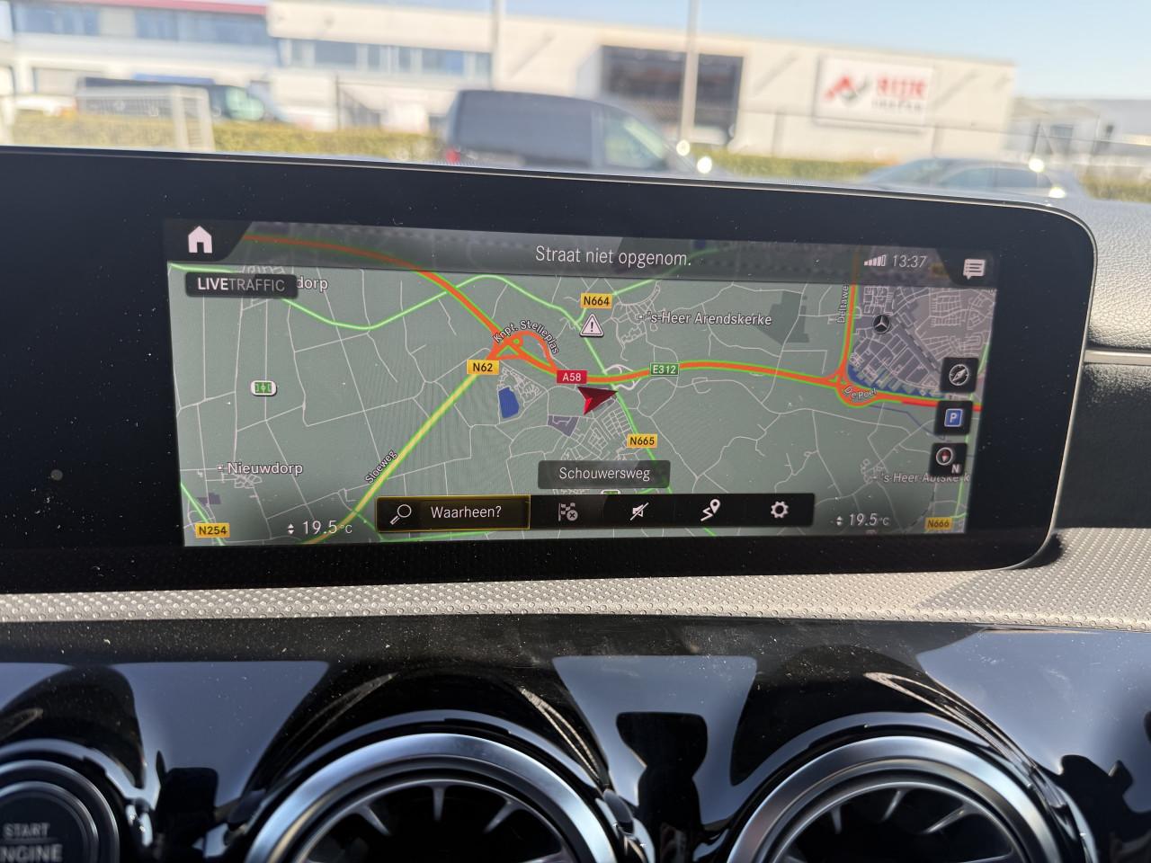 Mercedes-Benz A-klasse - 180 d AMG | Widescreen | Camera | Sfeer | Carplay