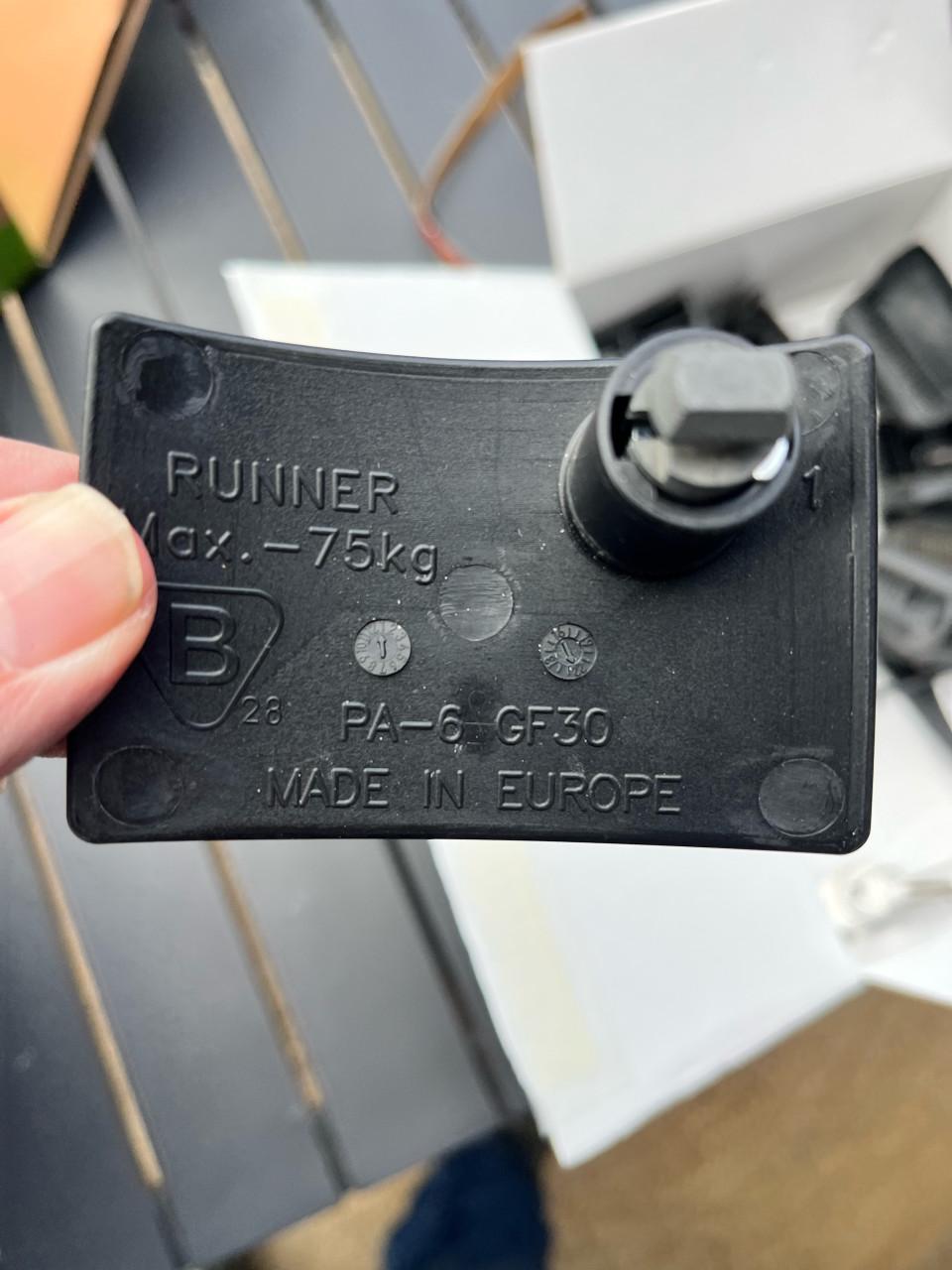 Dakkoffer met twee sets dakdragers Kia Niro & Toyota Yaris Verso