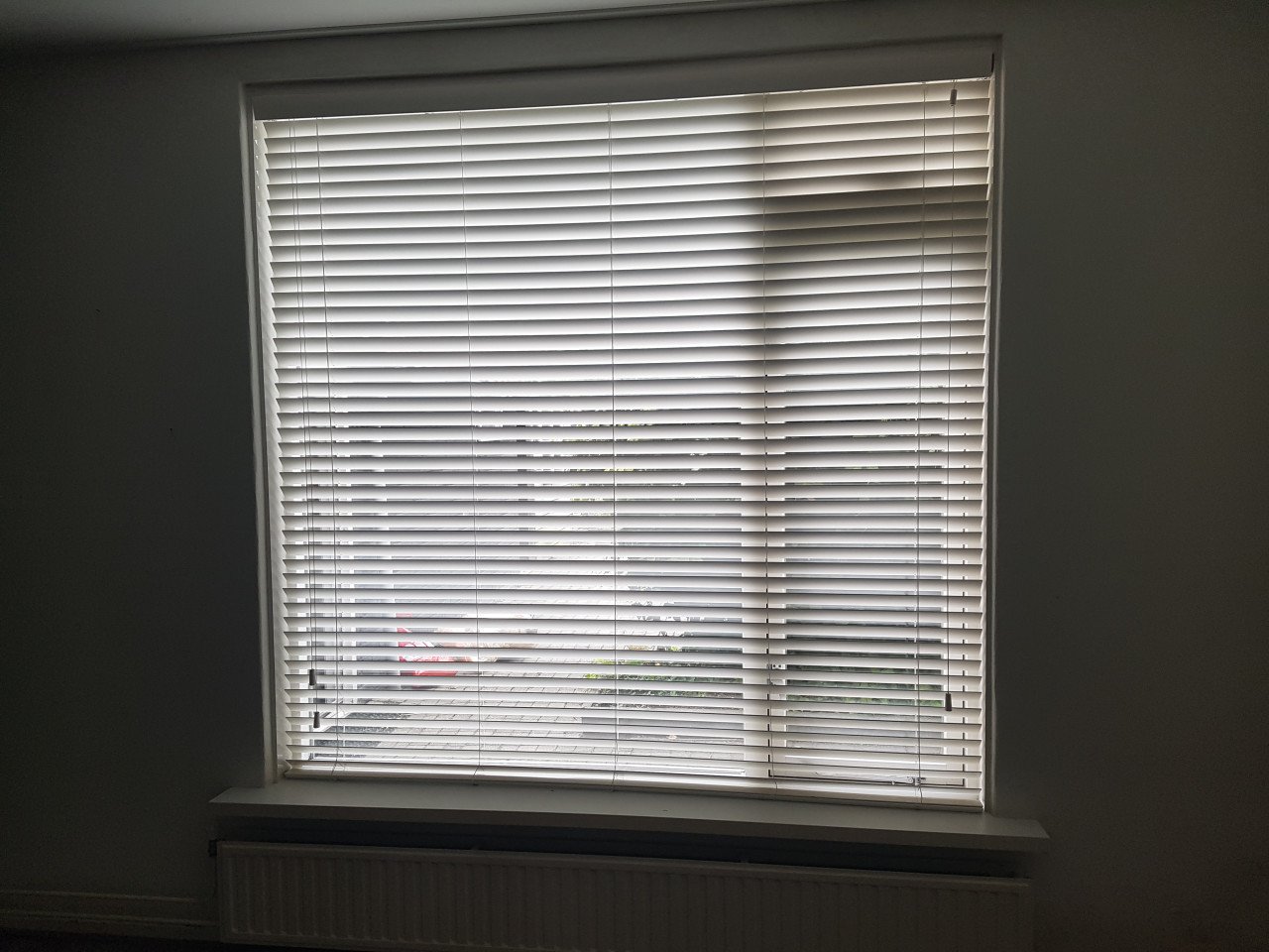 Mooie witte houten jaloezieen