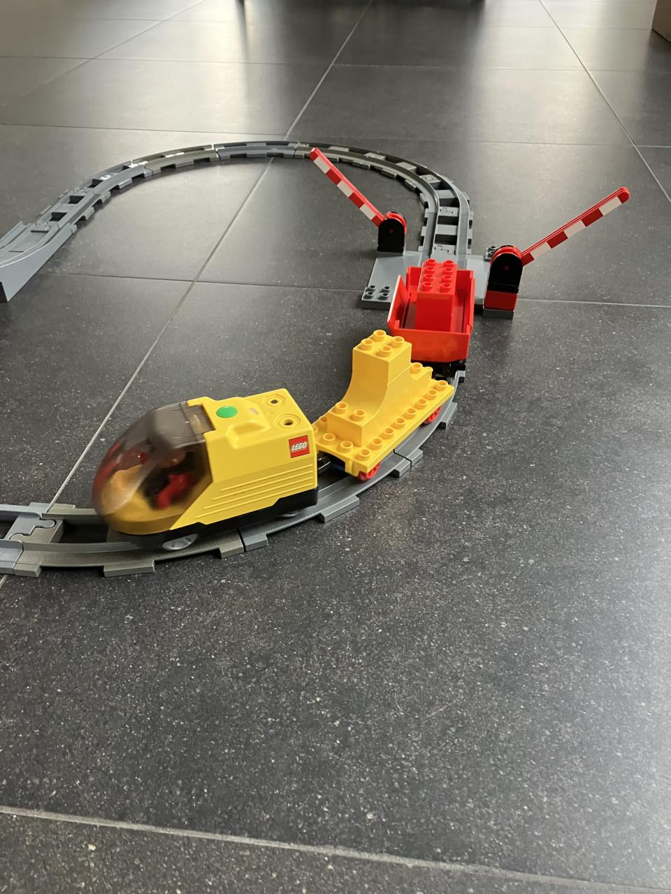 Duplo trein met spoorbrug en extra rails