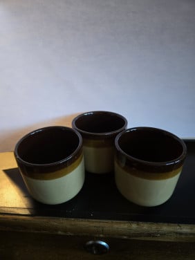 Vintage setje van 3 potjes, bruin. Voor ketchup-mosterd-tafelzuur. Hoog 6cm