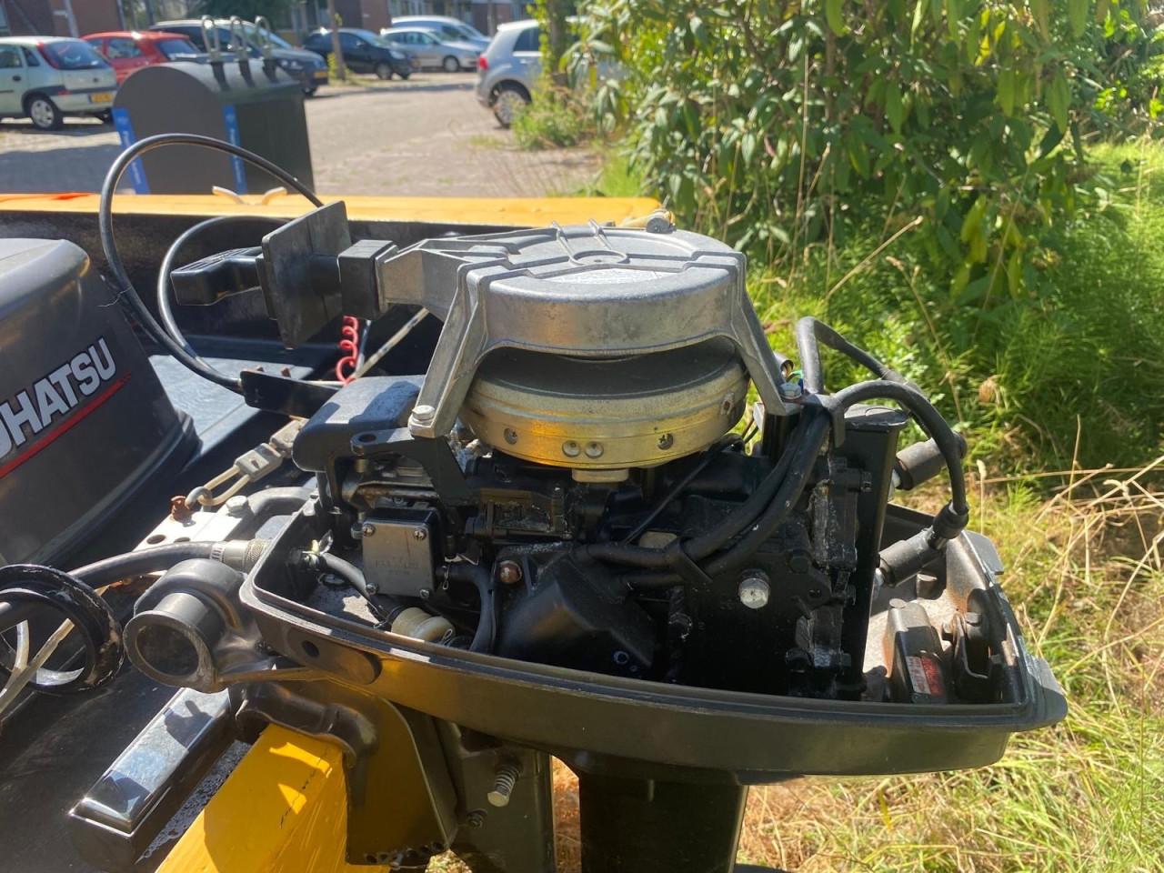 Leuk motorbootje met motor en trailer